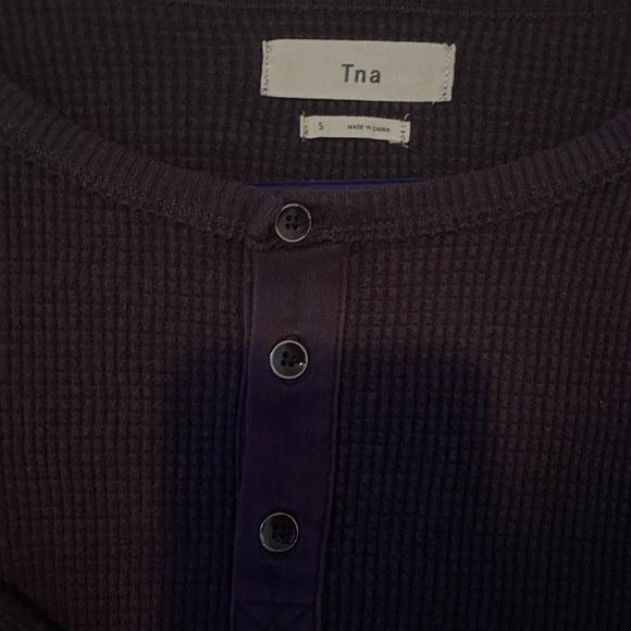 TNA aritzia waffle knit three button shirt - Picture 3 of 4